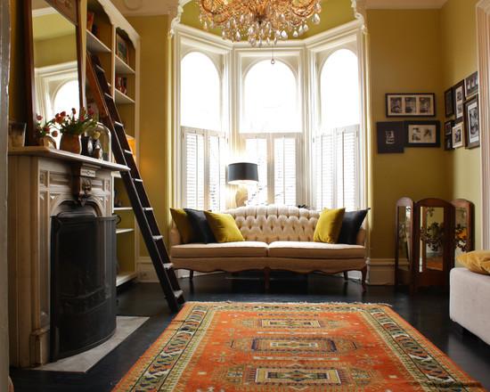 Salle de lecture de style classique avec baie vitrée avec canapé à l'intérieur